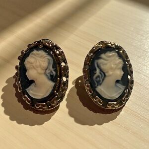 ☮️Vintage Cameo Earrings Victorian Silhouette Gold Tone Studs Romantic Jewelry